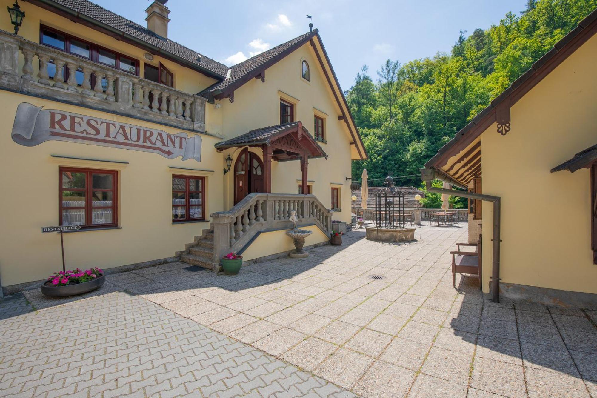 Resort U Jelena Krivoklat Exterior photo