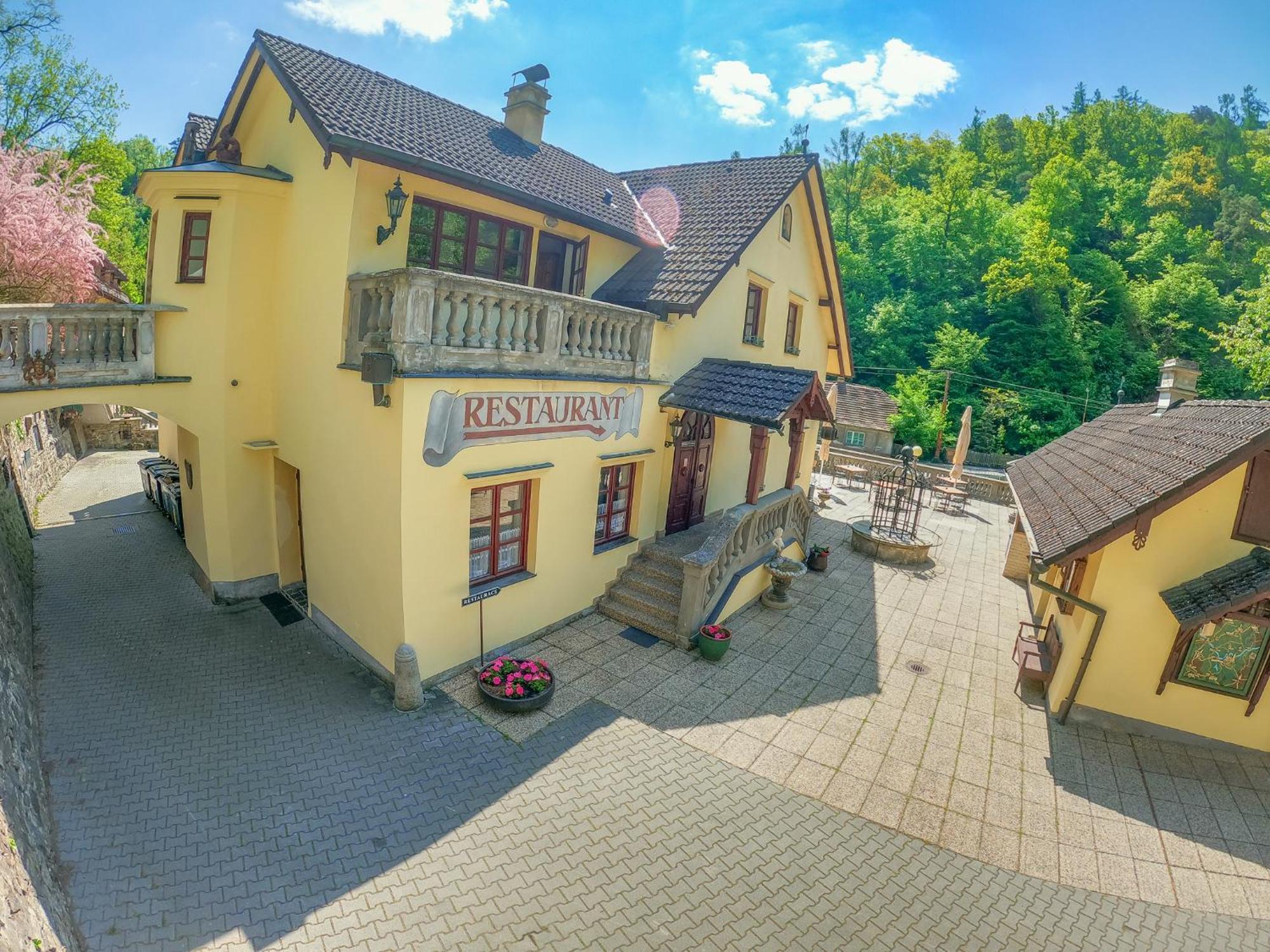 Resort U Jelena Krivoklat Exterior photo