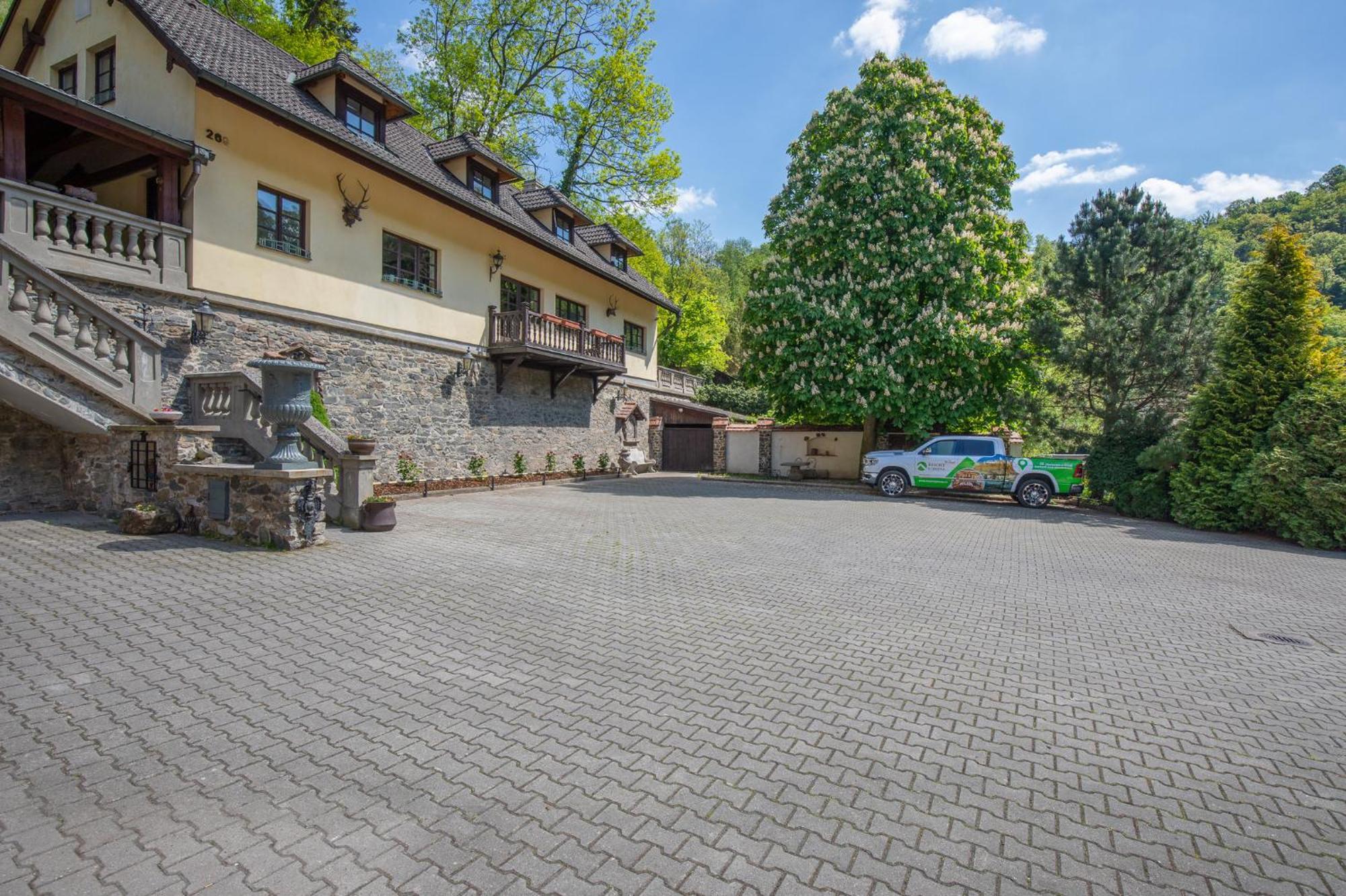 Resort U Jelena Krivoklat Exterior photo